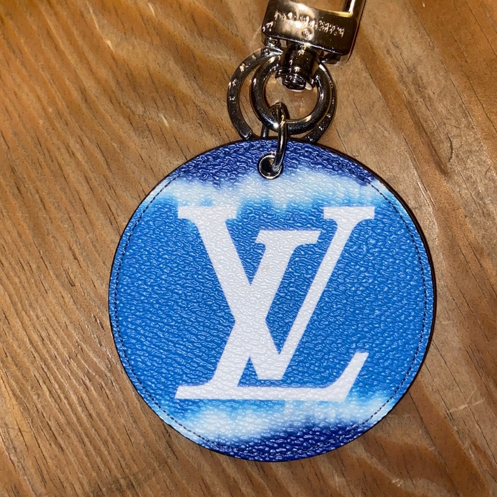 /traded/💯 LOUIS VUITTON
Monogram Escale Bag Charm Key Holder Blue Ombré Disc - Picture 11 of 14